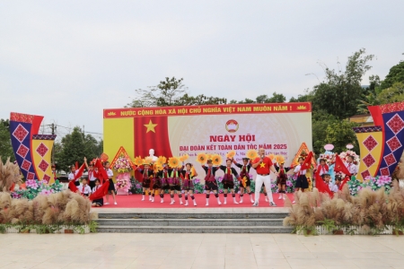 Phó Chủ tịch Quốc hội Vũ Hồng Thanh dự Ngày hội Đại đoàn kết toàn dân tộc tại xã Quảng Đức