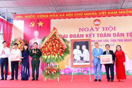 Đại tướng Phan Văn Giang dự Ngày hội Đại đoàn kết toàn dân tộc tại Thái Nguyên