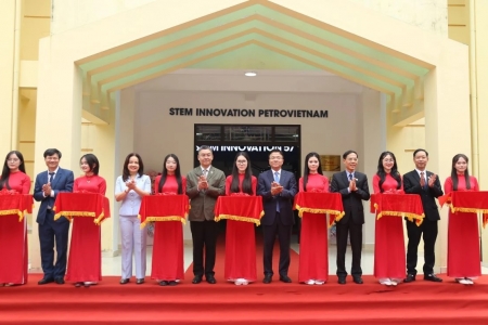 Phó Thủ tướng Chính phủ Lê Thành Long dự lễ khánh thành phòng thực hành giáo dục STEM tại Trường THPT chuyên Lam Sơn