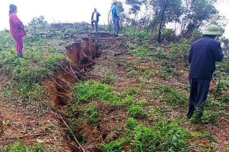 Hà Tĩnh: Sơ tán dân, cấm đường khi xuất hiện vết nứt dài hơn 150m trên núi