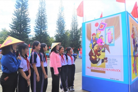 Trưng bày tranh cổ động nếp sống văn minh tại Bắc Ninh