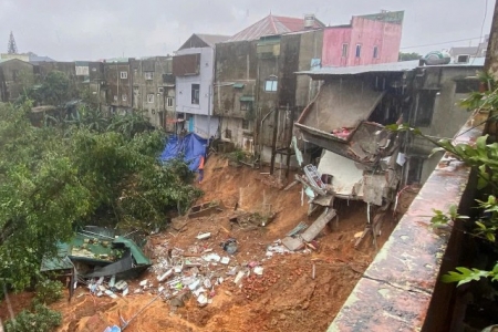 Quảng Trị: Sạt lở đất tại xã Khe Sanh đe dọa nhiều nhà dân, hàng chục người phải di dời