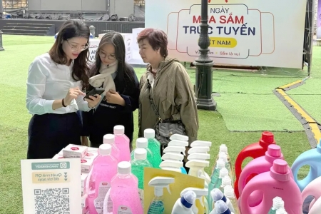 Gian hàng Vinachem tạo điểm nhấn tích cực tại Online Friday 2025