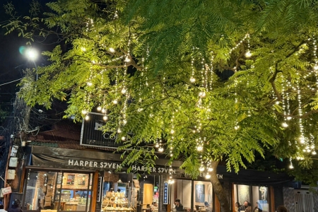 Ngõ nhỏ Hà Nội lung linh hơn nhờ ánh đèn từ những hàng quán buổi tối