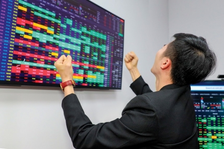 Chứng khoán phiên chiều 18/11: Sắc xanh lan tỏa, thị trường duy trì đà tăng