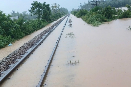 Đường sắt Việt Nam tạm ngừng tàu Thống nhất SE7 do mưa lũ