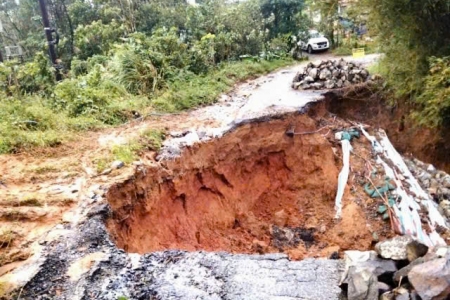 Tỉnh Quảng Trị khẩn cấp xử lý sạt lở trên tỉnh lộ 587 sau mưa lớn
