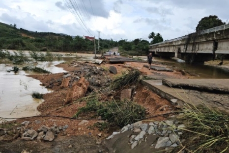 Đắk Lắk: Tiếp cận được 8 người mắc kẹt trong rẫy do mưa lũ