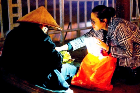 Hà Nội tăng tình nguyện viên hỗ trợ người vô gia cư trong những ngày rét lạnh đầu mùa