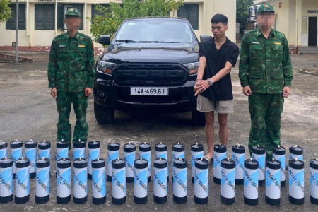 Quảng Ninh: Bắt giữ đối tượng vận chuyển "khí cười" không rõ nguồn gốc