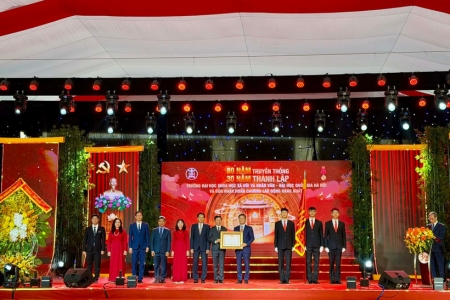 Trường đại học Khoa học Xã hội và Nhân văn đón nhận Huân chương Lao động hạng Nhất