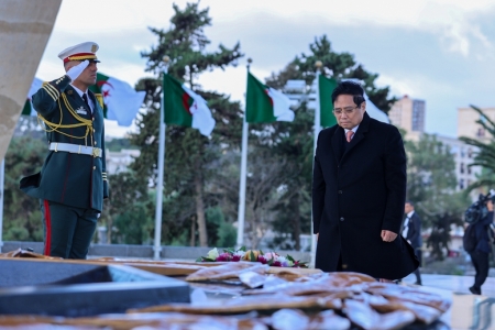 Thủ tướng tưởng niệm các anh hùng, liệt sĩ, cựu chiến binh của Algeria