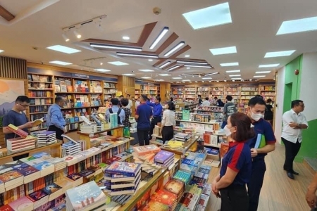 Nhà sách Hà Nội tấp nập học sinh mua thiệp và quà nhỏ trước ngày 20.11