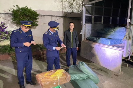 Lạng Sơn: Phát hiện 2 phương tiện vận chuyển hàng nhập lậu và thực phẩm không rõ nguồn gốc