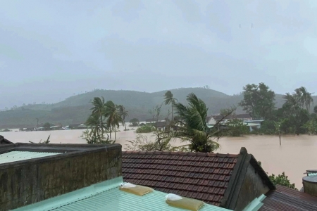 Lũ lên vượt mốc lịch sử, nhiều khu vực miền Trung – Tây Nguyên ngập sâu, sơ tán hàng nghìn người