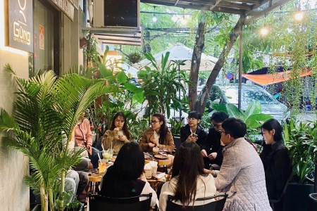 Quán cà phê Hà Nội thành điểm trú rét, vừa làm việc vừa tụ tập trong ngày lạnh