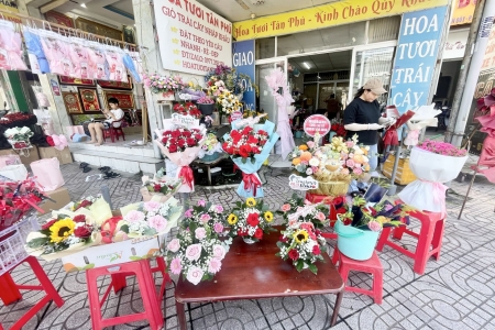 Thị trường hoa, quà tặng rộn ràng chào mừng Ngày Nhà giáo Việt Nam 20/11