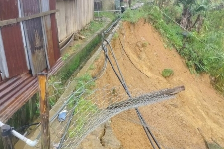 Đà Nẵng: Sơ tán khẩn cấp người dân do sạt lở trên đỉnh núi thôn Aroi - A Ting