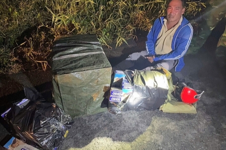 Bắt giữ đối tượng vận chuyển 1.450 bao thuốc lá lậu tại An Giang