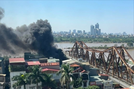 Hà Nội: Khu ẩm thực gần cầu Long Biên cháy lớn, khói đen cuồn cuộn