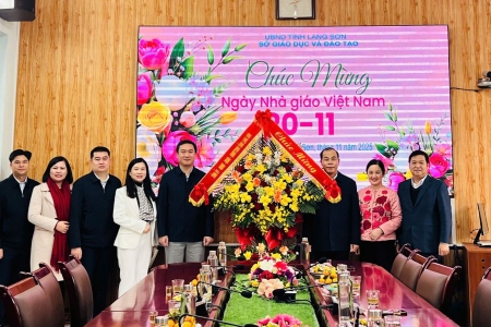 Chủ tịch UBND tỉnh Lạng Sơn thăm, chúc mừng ngành Giáo dục nhân dịp 20/11