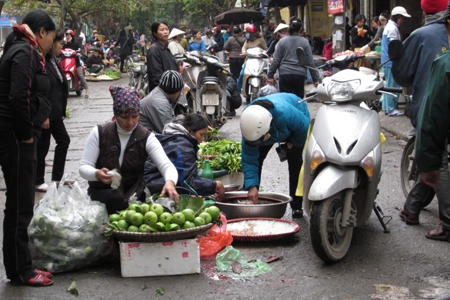 Chợ cóc, chợ tạm vẫn xuất hiện trên nhiều tuyến phố Hà Nội dù đã có chủ trương xử lý