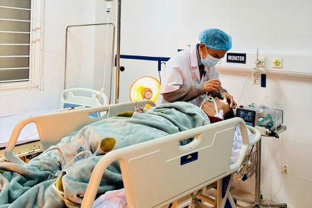 Quảng Trị: Sưởi ấm bằng than củi, 2 người nguy kịch do ngộ độc khí CO