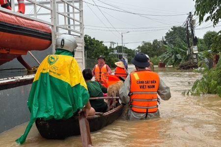 Vùng Cảnh sát biển 3 huy động hơn 100 cán bộ, chiến sĩ hỗ trợ nhân dân Khánh Hòa khắc phục ngập lụt