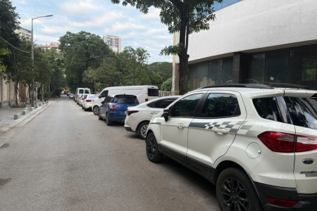 Tình trạng bãi đỗ xe tạm qua đêm gia tăng tại nhiều khu dân cư Hà Nội