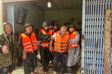 Bộ đội 'đi từng nhà, rà từng hộ' ứng cứu, tiếp tế thực phẩm cho người dân