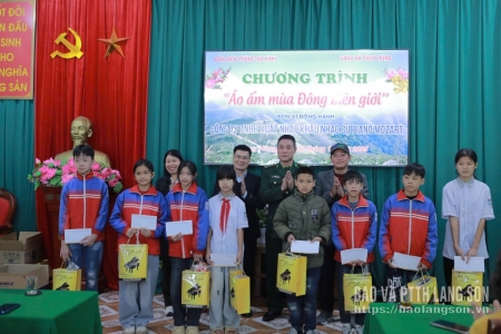 Lan tỏa yêu thương từ chương trình “Áo ấm mùa đông biên giới” tại Na Hình