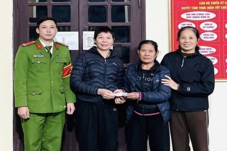Nhặt được 20 triệu đồng, người phụ nữ ở Hà Tĩnh nhờ công an tìm người trả lại
