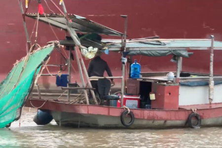 Công an Hải Phòng xử lý 4 trường hợp khai thác thủy sản bằng điện trên sông Cấm