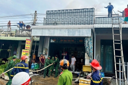 Đồn Biên phòng cửa khẩu quốc tế Vĩnh Xương kịp thời hỗ trợ người dân dập tắt cháy