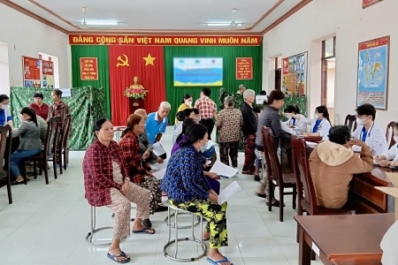 Đồn Biên phòng Vĩnh Nguơn khám bệnh, cấp thuốc miễn phí và trao 1,2 tấn gạo cho người dân biên giới