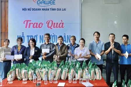 Gia Lai: 400 suất quà của Hội Nữ doanh nhân tỉnh hỗ trợ đồng bào vùng lũ