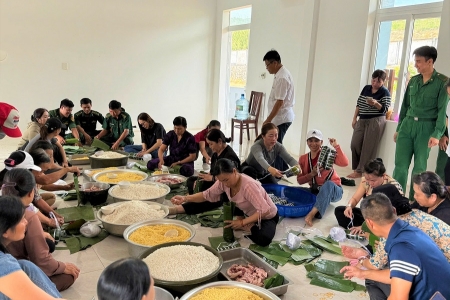 Bộ đôi Biên phòng TP. HCM gói bánh tét ủng hộ đồng bào vùng lũ