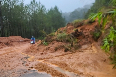 Lâm Đồng khẩn trương khắc phục sạt lở trên Quốc lộ 27C