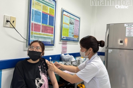 Khánh Hoà: Viện Vắc xin và Sinh phẩm Y tế tiêm phòng uốn ván miễn phí cho người dân vùng lũ