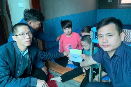 Hà Tĩnh: BTC giải bóng đá trên 40 tuổi tiếp tục trao quà cho các hoàn cảnh đặc biệt khó khăn