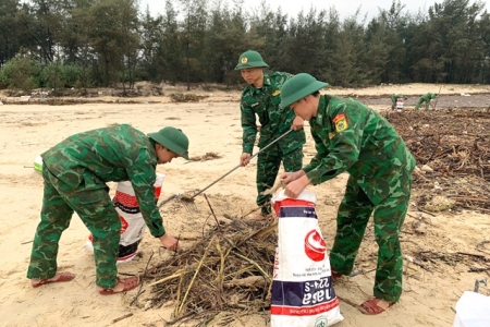 Đồn Biên phòng Triệu Vân phối hợp các lực lượng ra quân làm sạch biển tại Nam Cửa Việt