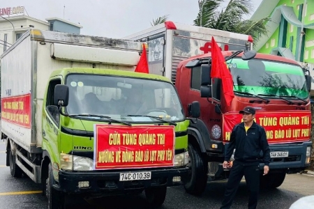 Hơn 40 tấn hàng hóa từ Cửa Tùng lên đường cứu trợ đồng bào vùng lũ