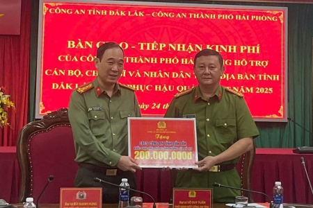 Công an thành phố Hải Phòng thăm và hỗ trợ Công an tỉnh Đắk Lắk khắc phục hậu quả mưa lũ