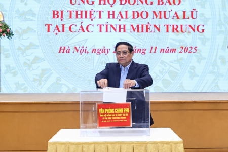 Thủ tướng Phạm Minh Chính cùng lãnh đạo Chính phủ và tập thể VPCP ủng hộ đồng bào vùng thiên tai