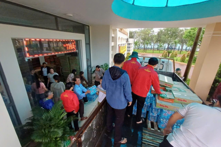 Tập đoàn Hoa Sen khẩn cấp đưa nhu yếu phẩm cứu trợ miền Trung 