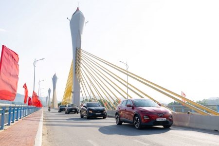 VinFast VF 6 hút khách dịp cuối năm: Giá lăn bánh rẻ hơn A-SUV, chạy cả vạn km với chi phí 0 đồng