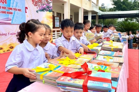 Bộ GD&ĐT: Sẽ cấp phát miễn phí sách giáo khoa cho học sinh vùng lũ