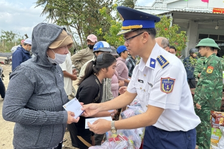 Vùng Cảnh sát biển 3 phối hợp trao hàng nghìn suất quà tới đồng bào vùng lũ Khánh Hòa, Đắk Lắk