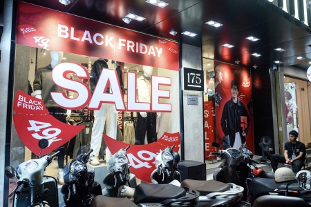 Biển sale phủ kín phố, nhưng không khí mua sắm vẫn “đóng băng”