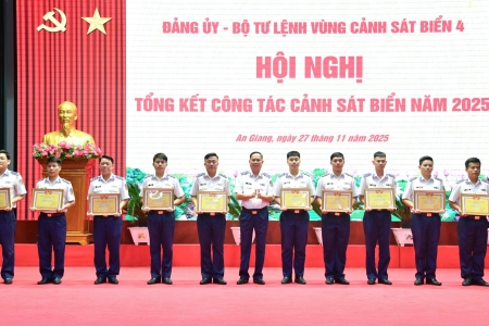 Hoàn thành xuất sắc nhiệm vụ 2025, Vùng Cảnh sát biển 4 được đề nghị tặng Cờ thi đua